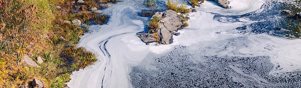 Verschmutzter Fluss mit Schaum auf der Oberfläche