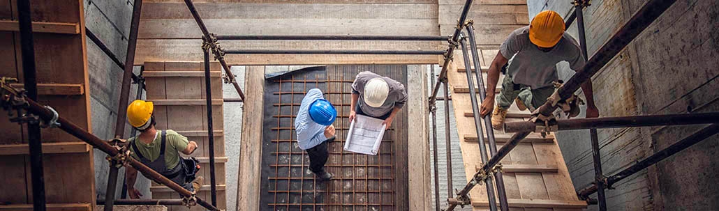 Bauarbeiter und Architekt in der Baustelle von oben